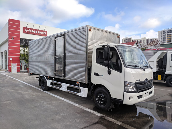 tham-lot-san-xe-tai-hino-300
